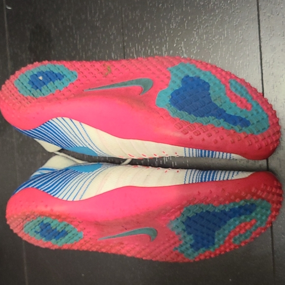 Nike sneakers size 8 - Picture 2 of 3